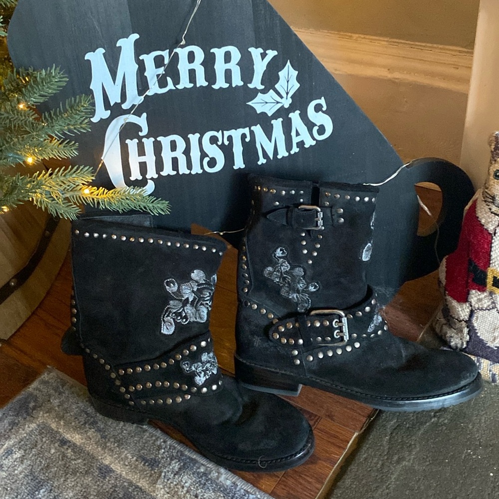 NWOT Frye embroidered and studded short boot size 9